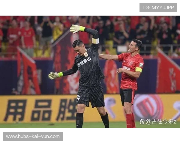 足球主裁向球迷道歉！罕见场面